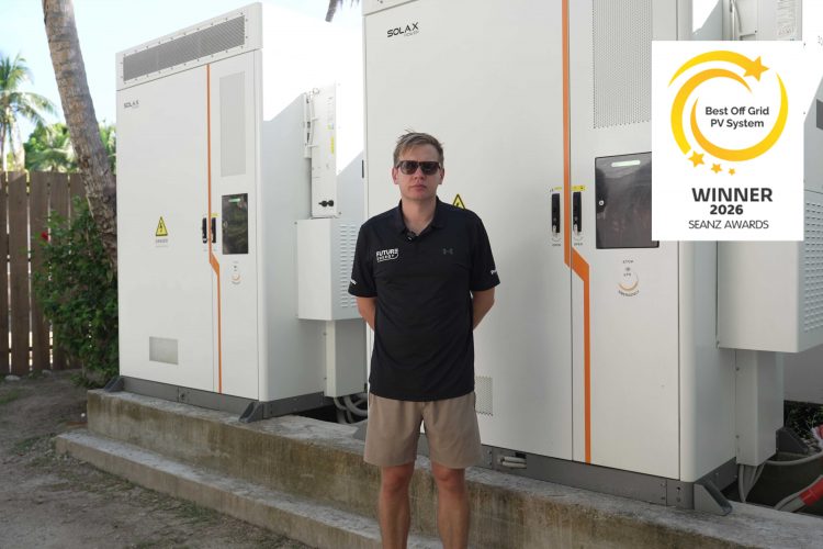 future-energy-founder-in-front-of-aelio-batteries2